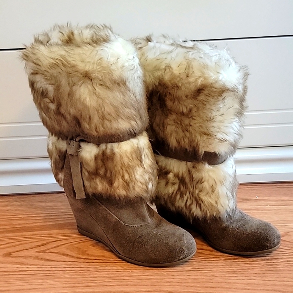BCBG fur wedge heeled boots, size 7.5